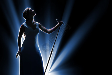 舞台上的女歌手着麦克风舞台上的女歌手背景图片