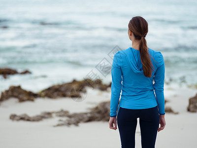 活泼的轻女人站海洋前图片