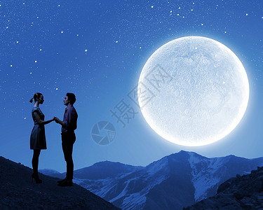 浪漫的站月光下的轻浪漫夫妇的剪影蜜月高清图片素材