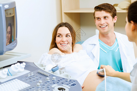 体检轻孕妇由医生超声检查中检查图片
