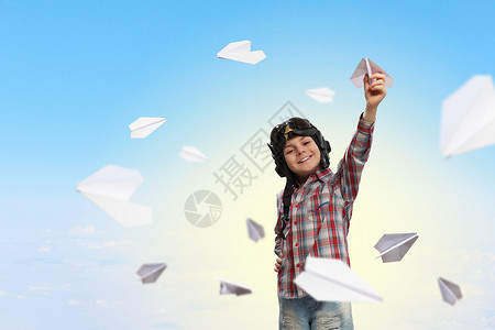 飞翔中的男孩飞行员头盔里玩纸飞机的小男孩的形象背景