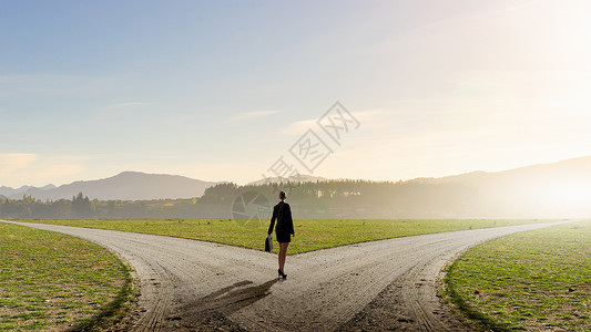 站十字路口出选择的女商人的背影选择你的方式图片