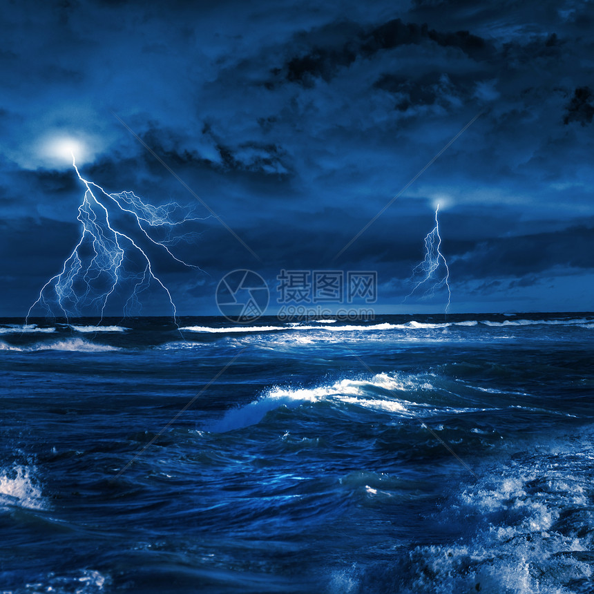 海上雷雨大浪闪电的夜晚暴风雨海的形象图片