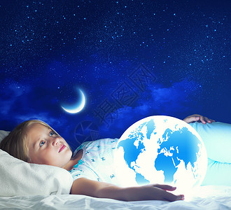 晚安女孩躺床上,手里着地球行星天空高清图片素材