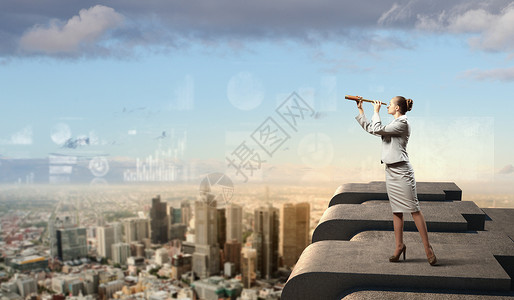 望远镜的商业女人女商人的形象,看着望远镜,站建筑物的顶部背景图片