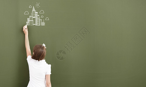 学校上课可爱的学龄女孩黑板上用粉笔写字图片