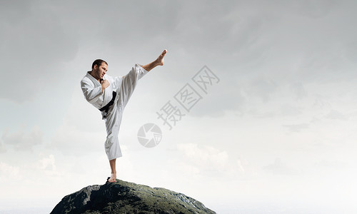 穿着白色基米诺的空手道男人轻坚定的空手道男子高空图片