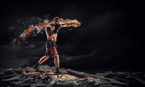 火拳头箱式战斗机户外训练黑暗背景下的强壮拳击手展示了力量耐力背景
