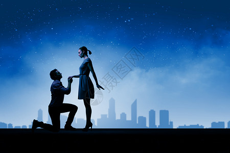 男人提出建议月光下浪漫情侣的剪影婚礼高清图片素材
