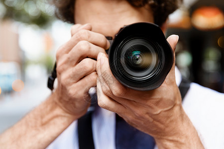 数字相机男摄影师拍照专业摄影师城市拍照背景