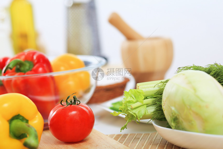桌子上的新鲜食物蔬菜图片