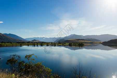 新西兰阿尔卑斯山湖泊的自然景观背景图片