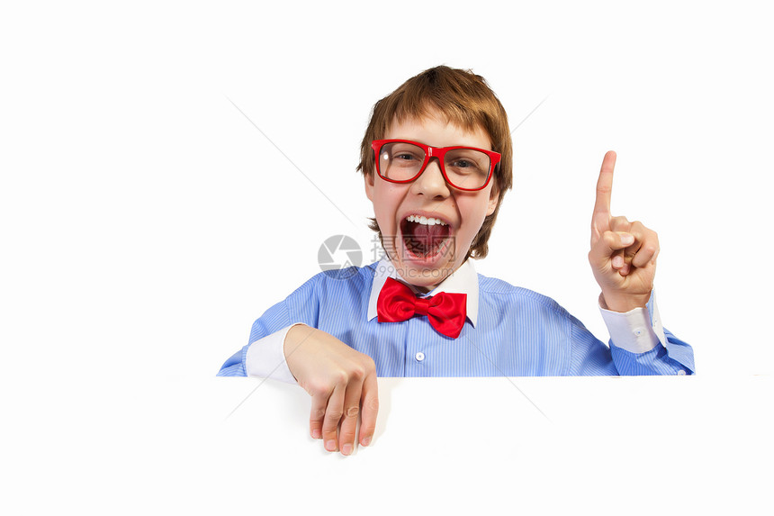 戴着红色眼镜的男孩着白色的正方形轻男孩笑着着白色正方形的形象广告的地方图片