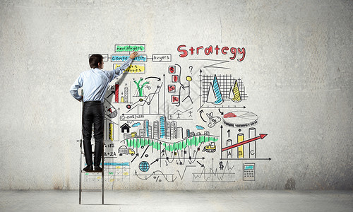 商业战略研讨会商人站梯子上的背,墙上画草图背景图片