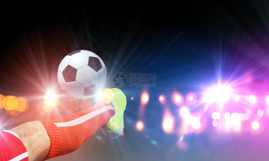 踢足球特写足球运动员脚踢球的形象图片