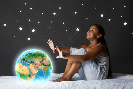 晚上梦可爱的女孩坐床上看着地球这幅图像的元素由美国宇航局提供的带家具的高清图片素材
