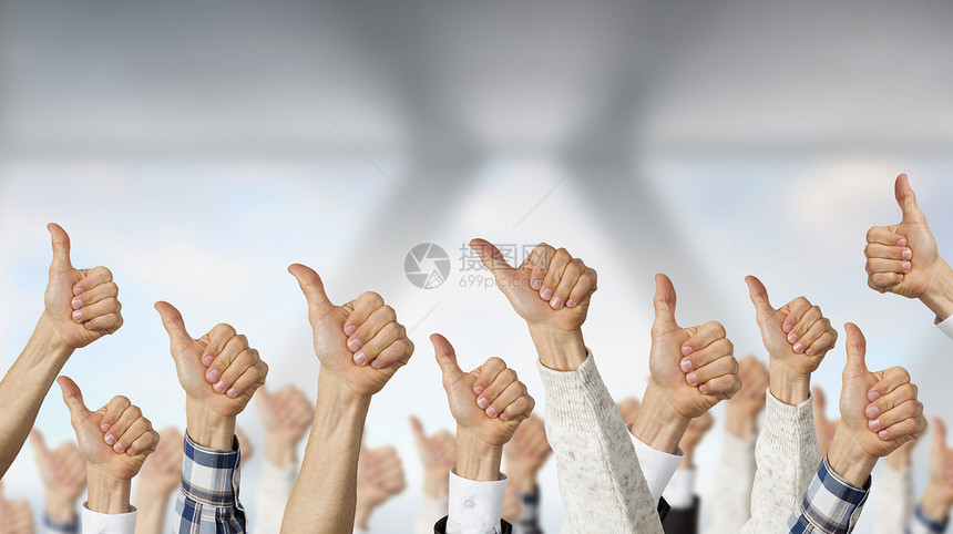 手空中手势群举手手势的人图片