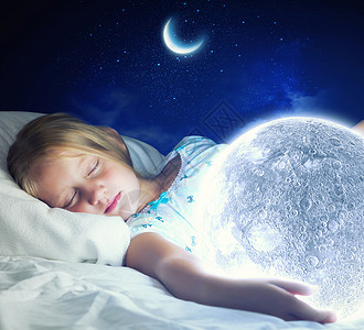 晚安女孩躺床上,手里着月亮傍晚高清图片素材