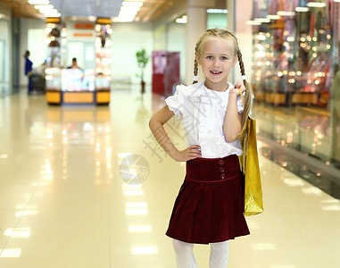 小女孩购物中心购物图片