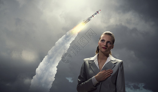 女人发誓轻的女商人天空太空火箭飞行背景图片