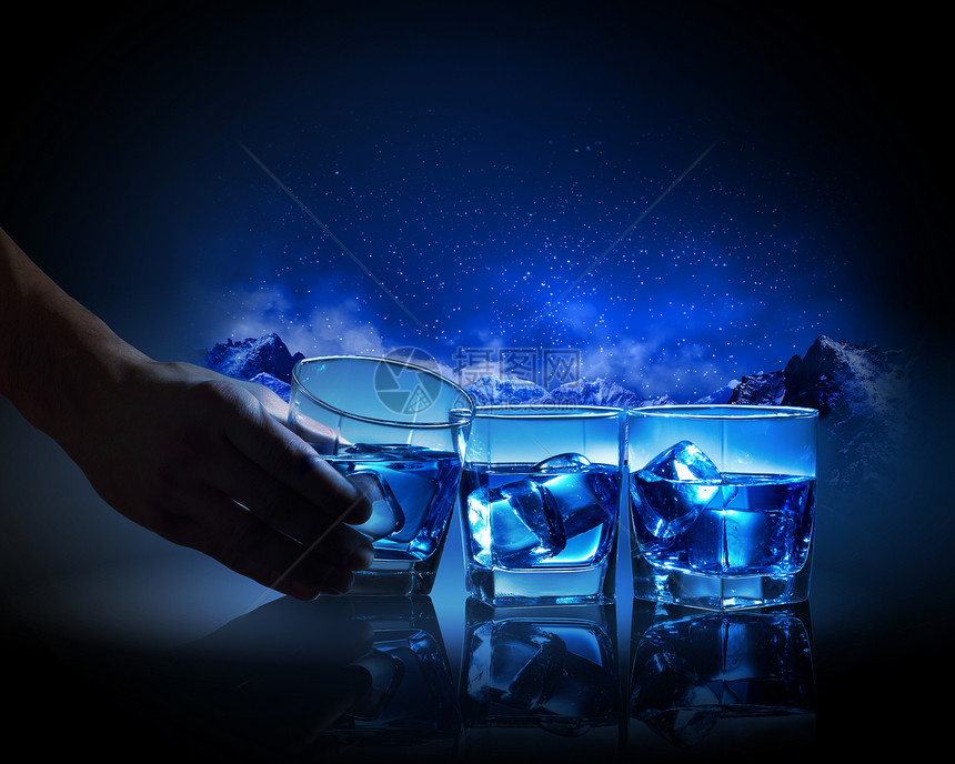三杯蓝色液体加冰三杯蓝色液体,背景冰图片