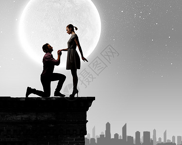 男人提出建议月光下浪漫情侣的剪影户外的高清图片素材