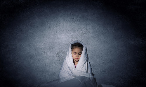 孩子们的噩梦可爱的害怕女孩坐毯子下的床上图片