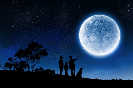 月光下的男孩家庭观念满月下夜晚幸福家庭的轮廓背景