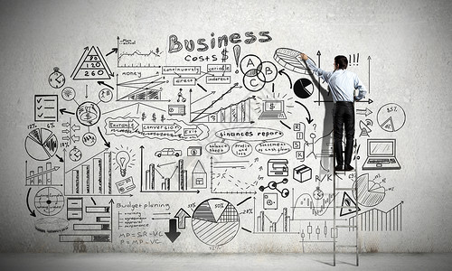 商业战略研讨会商人站梯子上的背,墙上画草图背景图片