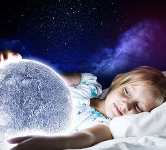 晚安女孩躺床上,手里着月亮小孩高清图片素材