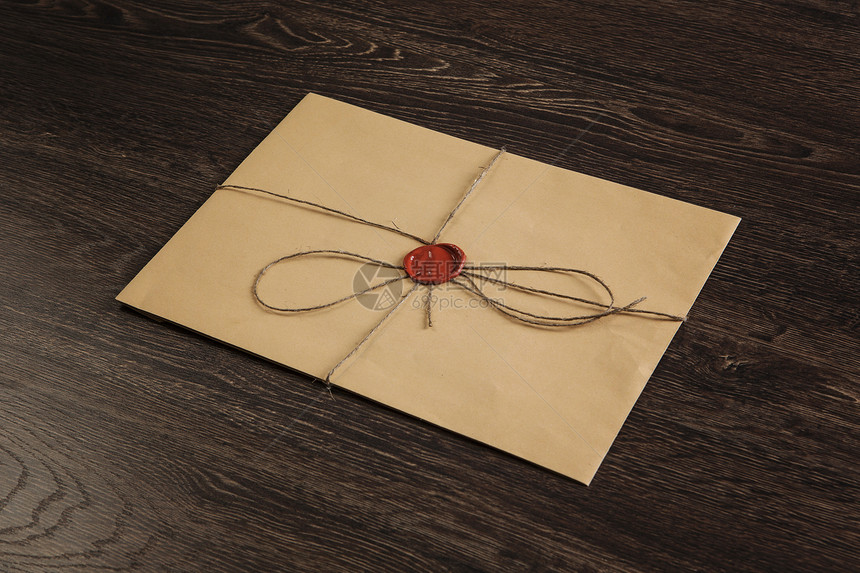 桌子上印章的信旧的邮政与信封与蜡密封木制表图片