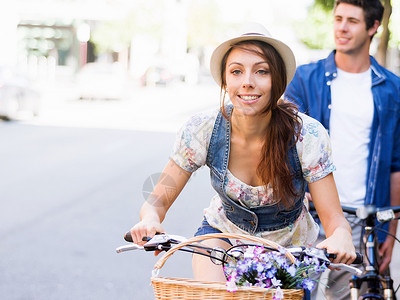 骑自行车的漂亮女人美丽的轻女人城市骑自行车图片