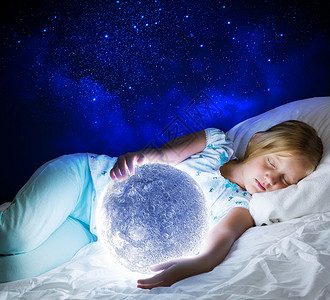 晚安女孩躺床上,手里着月亮毯子高清图片素材