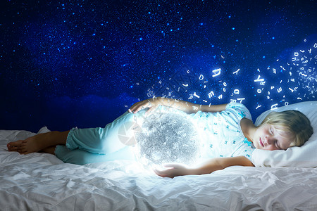 晚安女孩躺床上,手里着月亮毯子高清图片素材