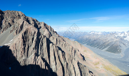 新西兰清澈蓝天的石岩自然景观旅游业高清图片素材