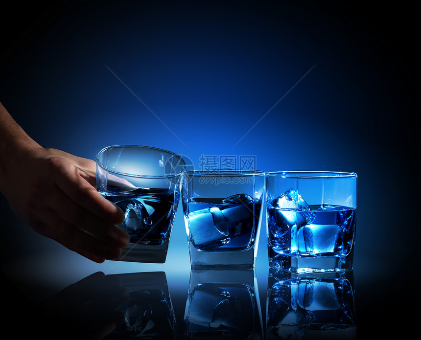 三杯蓝色液体三杯带冰的蓝色液体的图像图片