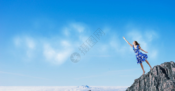 轻浪漫的女人穿着夏装,表达了爱的话语爱浪漫图片