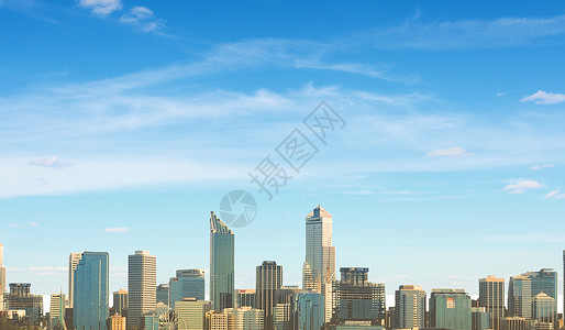 现代城市阳光下的建筑摩天大楼的城市场景图片