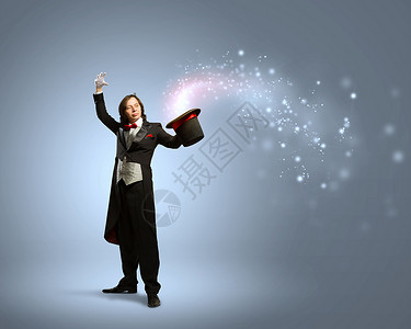 戴帽子的魔术师魔术师着帽子,灯烟雾熄灭的形象背景图片