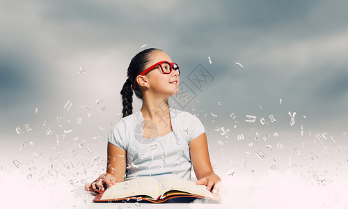 女孩读书学校漂亮的女孩戴着红色眼镜看书图片