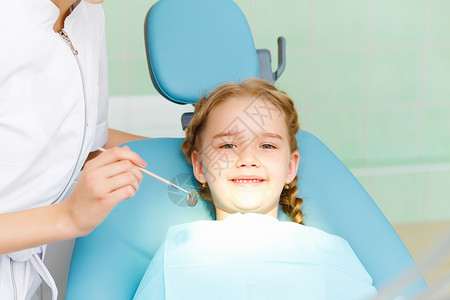 坐在牙医办公室的小女孩正在拔牙图片