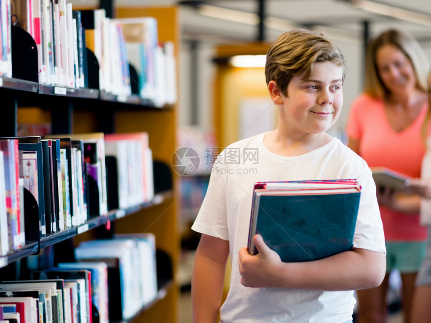 图书馆里的男孩选择书图书馆里的男孩图片