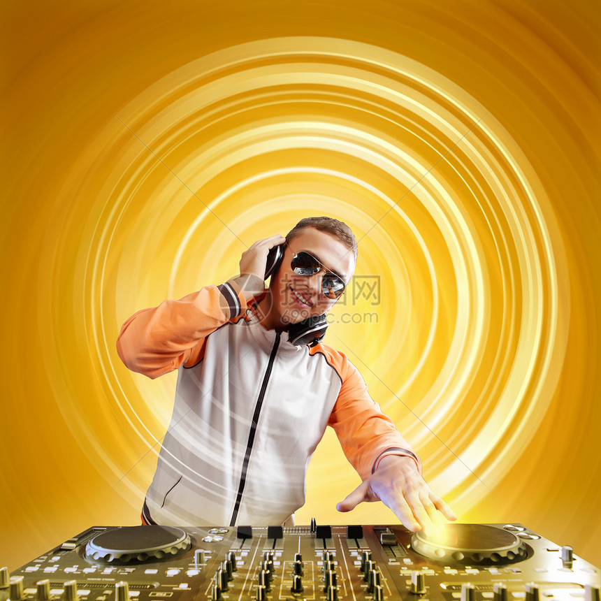 DJ个调音台设备来控制声音播放音乐DJ混合器图片