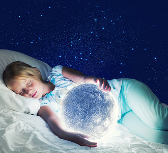 晚安女孩躺床上,手里着月亮卧室高清图片素材