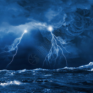 海上龙卷风海上雷雨大浪闪电的夜晚设计图片
