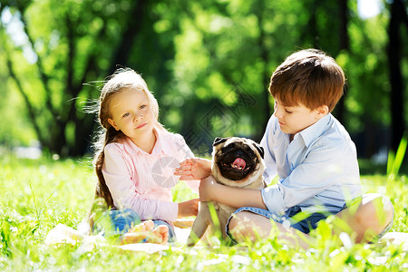 可爱的男孩女孩夏天的公园他们的狗公园的暑假周末图片