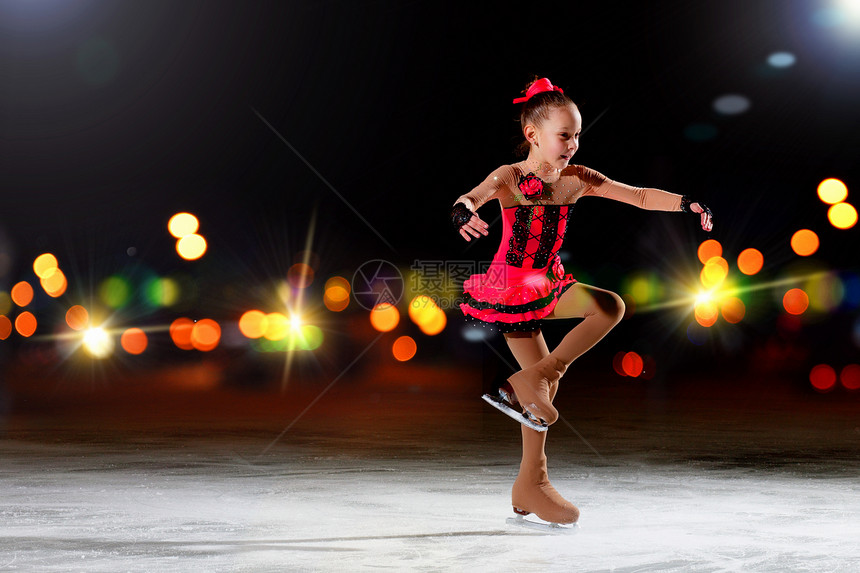 小女孩花样滑冰小女孩运动场花样滑冰图片