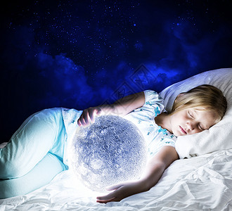 晚安女孩躺床上,手里着月亮夜间高清图片素材