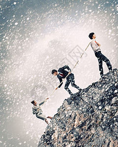 三个商人拉绳子三个商人大雪下山顶上拉绳的形象图片