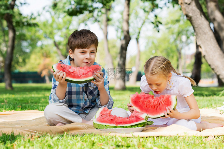 孩子们吃西瓜可爱的孩子公园吃多汁的西瓜图片